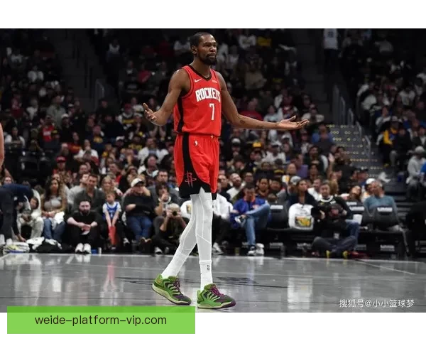 火箭众将庆祝胜利朝杜兰特泼水 乌度卡将比赛用球赠送阿杜